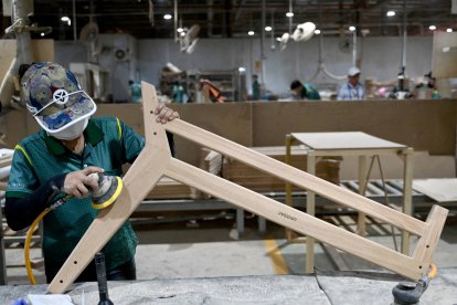 Una fábrica de muebles en Vietnam (Imagen de archivo)