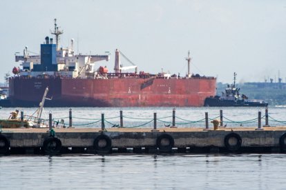 Un barco petrolero entrando en puerto de Venezuela