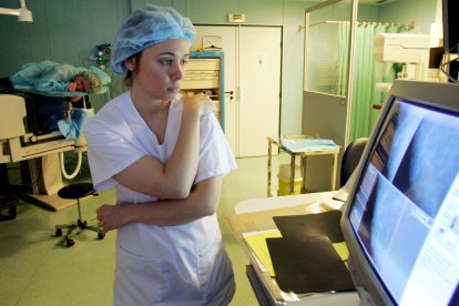 Una enfermera estudia una mamografía-Imagen de Archivo