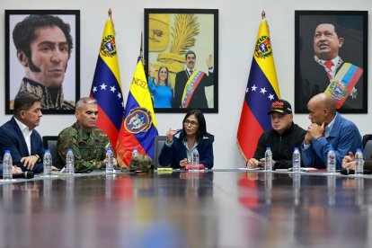 Rodríguez habla con Padrino y Cabello en consejo de ministros. Caracas