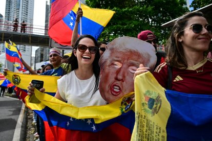 Venezolanos en Panamá celebran con banderas y una máscara de Trump