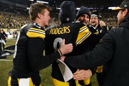 Jan 04, 2025: Aaron Rodgers #8 celebrates the win after the Pittsburgh Steelers vs Baltimore Ravens game in Pittsburgh, PA. Jason Pohuski/CSM (Credit Image: © Jason Pohuski/CSM via ZUMA Press Wire)