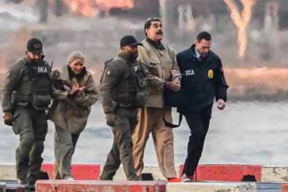 El derrocado presidente de Venezuela, Nicolás Maduro, segundo por la derecha, y su esposa, Cilia Flores, segunda por la izquierda, llegan al helipuerto de Wall Street, en el distrito neoyorquino de Manhattan, para ser trasladados a un tribunal de Nueva York el lunes 5 de enero de 2026. Van a ser procesados como parte de una acusación de narcoterrorismo presentada contra ellos por el Gobierno de los Estados Unidos. Protagonistas: el derrocado presidente de Venezuela, Nicolás Maduro, segundo por la derecha, y su esposa, Cilia Flores, segunda por la izquierda. Lugar: Manhattan, Nueva York.