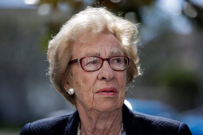 Eva Schloss, hermanastra de Ana Frank y sobreviviente del Holocausto, asiste a una conferencia de prensa en Newport Beach, California, el jueves 7 de marzo de 2019