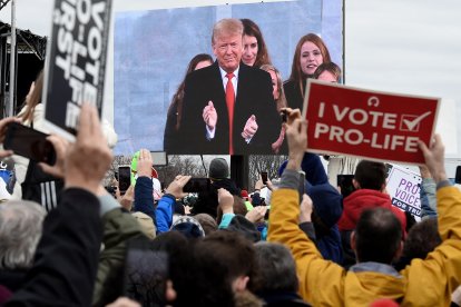 Manifestantes provida escuchan al presidente estadounidense Donald Trump durante su discurso en la 47.ª «Marcha por la Vida» anual celebrada en Washington D. C. el 24 de enero de 2020. Trump es el primer presidente estadounidense que se dirige en persona a la mayor concentración anual de activistas provida del país.