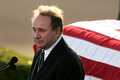 Michael Reagan habla durante una ceremonia (Archivo)