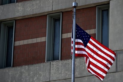 Una bandera ondea en las afueras del Metropolitan Detention Center, (MDC) en Brooklyn