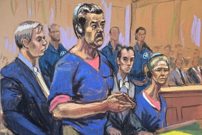 Este boceto de la sala del tribunal muestra al depuesto presidente de Venezuela, Nicolás Maduro (2.º por la izq.), y a su esposa, Cilia Flores, asistiendo a su comparecencia ante el Tribunal Federal Daniel Patrick Moynihan el 5 de enero de 2026 en Nueva York, con los abogados defensores Barry Pollack (izq.) y Mark Donnelly (2.º por la der.).