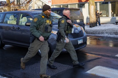 El comandante de la Patrulla Fronteriza de EE. UU. Gregory Bovino (derecha) camina cerca de la escuela secundaria Roosevelt durante la hora de salida, mientras las medidas federales de control de la inmigración provocaban protestas en Minneapolis, Minnesota, el 7 de enero de 2026. Un agente de inmigración de Minneapolis mató a tiros a una mujer el miércoles, lo que provocó la indignación de los líderes locales, a pesar de que el presidente de EE. UU., Donald Trump, afirmó que el agente actuó en defensa propia. El alcalde de Minneapolis, Jacob Frey, calificó de «tontería» la acusación del Gobierno de que la mujer estaba atacando a agentes federales y pidió a los agentes del Servicio de Inmigración y Control de Aduanas (ICE), que llevaban dos días realizando redadas masivas, que abandonaran Minneapolis.