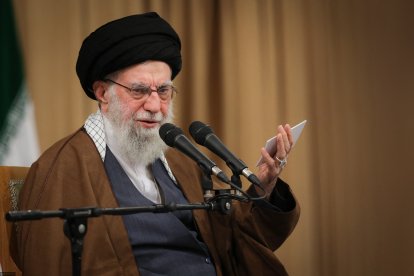 Ayatollah Ali Khamenei addressing a meeting with students in Tehran