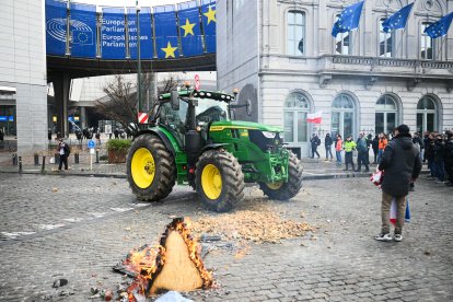 (Archivo) Agricultores protestan frente al Parlamento Europeo por acuerdos comerciales