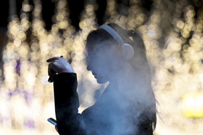 Una joven fuma un cigarrillo electrónico