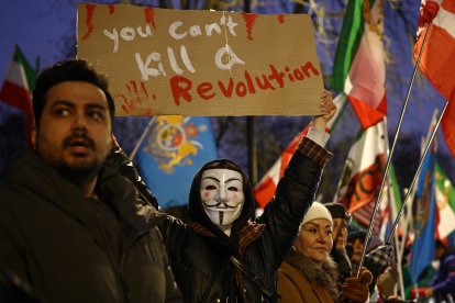 An anti-Iranian regime protester holds up a placard (Files)