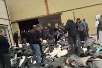 Esta captura de vídeo tomada de imágenes de UGC el 12 de enero de 2026, que apareció por primera vez en línea el 10 de enero de 2026 y fue verificada por los equipos de AFPTV en París el 11 de enero de 2026, muestra el patio del Centro Forense de Diagnóstico y Laboratorio de la provincia de Teherán en Kahrizak con docenas de cadáveres en bolsas mortuorias dispuestos para los familiares. Los grupos de derechos humanos afirman que se trata de víctimas de la brutal represión de las protestas por parte de las autoridades iraníes. Al menos 192 manifestantes han muerto en el mayor movimiento contra la República Islámica de Irán en más de tres años, según informó un grupo de derechos humanos el 11 de enero de 2026, mientras aumentaban las advertencias de que las autoridades estaban cometiendo una «masacre» para sofocar las manifestaciones. Las protestas, inicialmente provocadas por la ira ante el aumento del coste de la vida, se han convertido ahora en un movimiento contra el sistema teocrático vigente en Irán desde la revolución de 1979 y ya duran dos semanas.