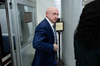 El senador estadounidense Mark Kelly, demócrata de Arizona