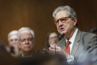 El senador estadounidense John Kennedy, republicano por Luisiana, habla durante una audiencia del Comité de Asignaciones del Senado con el director de los Institutos Nacionales de Salud (NIH) de EE. UU., Jayanta (Jay) Bhattacharya, en el Capitolio, en Washington D. C., el 10 de junio de 2025. Cientos de trabajadores de los NIH firmaron una carta dirigida al director Bhattacharya el 9 de junio, en la que protestaban abiertamente por los recortes de la administración Trump a la agencia, que «socavan la misión de los NIH» y «perjudican la salud de los estadounidenses y de personas de todo el mundo».