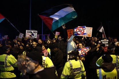 Manifestación frente al Villa Park de Birmingham.