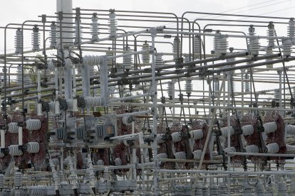 Part of the power grid of Florida Power and Light at a distribution center 08 November 2006, in Miami, Florida. Florida Power and Light Company has re-powered older, less efficient generating units and is building new units that now take less fuel to produce the same amount of electricity