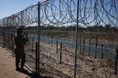 A US Army soldier monitors the US-Mexico border in Eagle Pass, Texas, on January 24, 2025. US President Donald Trump ordered 1,500 more active military personnel to the border with Mexico as part of a flurry of steps to tackle immigration, his spokeswoman said on January 22. Border security is a key priority for the president, who declared a national emergency at the US frontier with Mexico on his first day in office, and the additional personnel will bring the total number of active-duty troops deployed there to around 4,000. (Photo by CHARLY TRIBALLEAU / AFP)