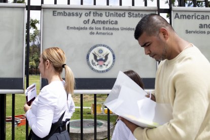 Personas solicitando visa para EEUU en una embajada norteamericana en Colombia (Archivo)