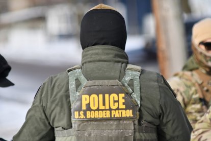 Agente del ICE durante una operación de control migratorio en Minneapolis
