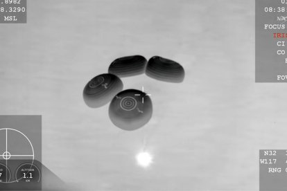 La nave espacial SpaceX Crew Dragon Endeavour antes de amerizar en el Océano Pacífico