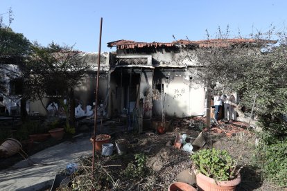 Visita al kibutz Beeri, en el sur de Israel, uno de los escenarios de los ataques de Hamás del 7 de octubre de 2023, durante una visita de un día de los primeros ministros belga y español (presidencias europeas entrante y saliente) a Israel y Palestina, en Jerusalén, el jueves 23 de noviembre de 2023.