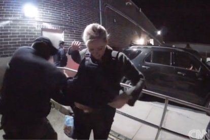 La periodista de CNN Pamela Brown es equipada con un chaleco antibalas por un agente del ICE en 2016