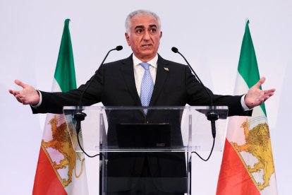 El líder de la oposición iraní e hijo del último sha de Irán, Mohammad Reza Pahlavi, ofrece una conferencia de prensa en París el 23 de junio de 2025