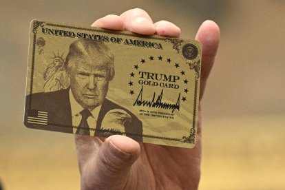 El presidente de Estados Unidos, Donald Trump, levanta una "Tarjeta Dorada Trump"