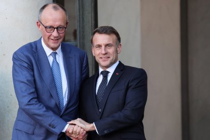 El presidente de Francia, Emmanuel Macron (derecha), recibe al canciller alemán, Friedrich Merz (izquierda), en el Palacio del Elíseo en París, el 6 de enero de 2026, antes de la cumbre de la Coalición de la Voluntad sobre garantías de seguridad para Ucrania.
