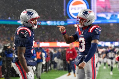 Los receptores abiertos de los Patriots, KAYSHON BOUTTE (9) y DEMARIO DOUGLAS (3), celebran tras un touchdown durante la segunda mitad del partido de la Ronda Divisional de los Playoffs de la NFL entre los New England Patriots y los Houston Texans el 18 de enero de 2026 en Foxboro, Massachusetts. Los Patriots ganaron 28-16.
