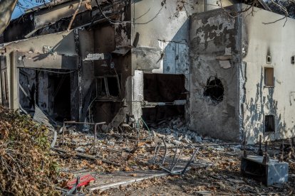 Vista de los edificios destruidos en el kibutz Be'eri, cerca de la frontera entre Israel y Gaza.