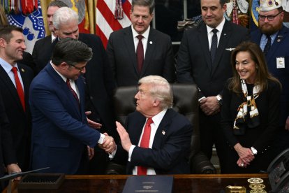 Trump y Mike Johnson en el Salón Oval/ Brendan Smialowski