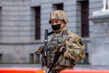 Un miembro armado de la Guardia Nacional de Pensilvania