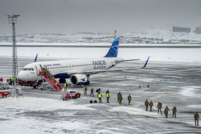 Más soldados daneses aterrizan en el aeropuerto de Nuuk el lunes 19 de enero de 2026.