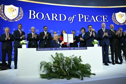 El presidente de Paraguay, Santiago Peña (2.º por la izquierda), el primer ministro de Pakistán, Shehbaz Sharif (5.º por la izquierda), la presidenta de Kosovo, Vjosa Osmani (centro-derecha), el presidente de Argentina, Javier Milei (5.º por la derecha), el primer ministro de Armenia, Nikol Pashinyan (4.º por la derecha), el ex primer ministro de Bulgaria, Rosen Zhelyazkov (
(tercero por la derecha), el presidente de Azerbaiyán, Ilham Aliyev (segundo por la derecha), y el primer ministro de Hungría, Viktor Orbán (derecha), aplauden mientras el presidente de Estados Unidos, Donald Trump (centro), sostiene la carta fundacional firmada en la reunión de la «Junta de Paz» durante la reunión anual del Foro Económico Mundial (FEM) en Davos, el 22 de enero de 2026.
El presidente de Estados Unidos, Donald Trump, presentará su nueva «Junta de Paz» en Davos el 22 de enero de 2026, reforzando su pretensión de ser un pacificador un día después de retractarse de sus propias amenazas contra Groenlandia. Aunque en un principio estaba destinada a supervisar la reconstrucción de Gaza tras la guerra entre Hamás e Israel, la carta de la junta no limita su papel a la Franja y ha suscitado la preocupación de que Trump quiera que rivalice con las Naciones Unidas.