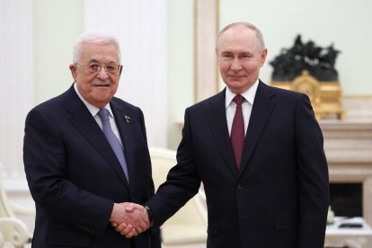 Mahmoud Abbas junto a Vladimir Putin en Moscú/ Ramil Sitdikov