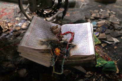 Libros religiosos quemados dentro de una mezquita durante las recientes protestas públicas en Teherán