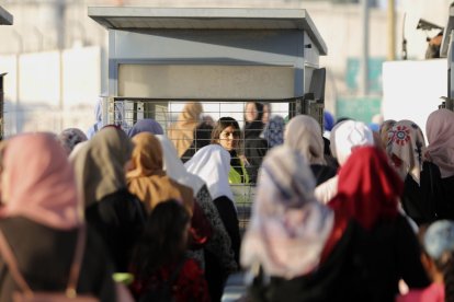 Palestinos avanzan a través del puesto de control de Qalandia.
