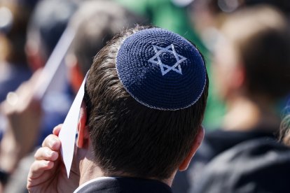 Un participante lleva una kipá durante una ceremonia conmemorativa en el Memorial de Bergen-Belsen