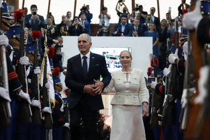 Fotografía difundida por el Congreso hondureño que muestra al presidente electo de Honduras, Nasry Asfura, y a su esposa, Lissette del Cid Fernández, a su llegada a la ceremonia de investidura en el Congreso hondureño en Tegucigalpa el 27 de enero de 2026.
Asfura, un empresario conservador elegido con el apoyo del presidente estadounidense Donald Trump, asumió la presidencia de Honduras con una agenda vinculada a Estados Unidos para abordar los desafíos económicos y de seguridad que enfrenta el país más empobrecido y violento de Centroamérica.