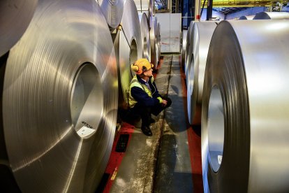 Foto de archivo del 15/02/17 de un trabajador inspeccionando rollos de acero. Theresa May declaró al presidente Donald Trump que los aranceles estadounidenses al acero de la UE son 