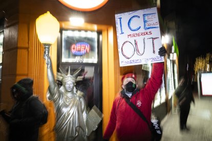 Un protestante lleva una pancarta contra los agentes de ICE en Minnesota (Archivo)