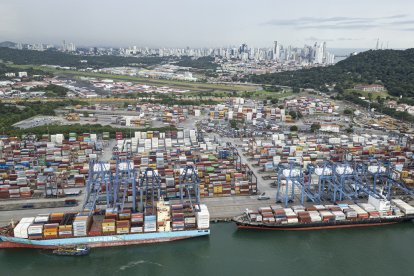 (Archivo) Entrada de buques comerciales al Canal de Panamá