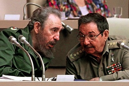 Los dictadores cubanos Fidel Castro y su hermano Raúl Castro