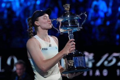 Elena Rybakina de Kazajistán besa la Copa Memorial Daphne Akhurst tras derrotar a Aryna Sabalenka de Bielorrusia para ganar la final individual femenina del Abierto de Australia de tenis en Melbourne, Australia, el sábado 31 de enero de 2026