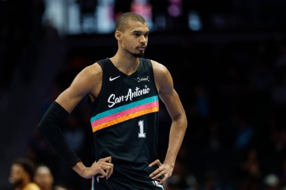 El alero de los San Antonio Spurs, Victor Wembanyama, en la cancha durante la primera mitad de un partido de baloncesto de la NBA contra los Charlotte Hornets en Charlotte, Carolina del Norte, el sábado 31 de enero de 2026.