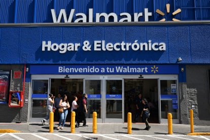 la fachada principal de una tienda Walmart en la Ciudad de México el 27 de octubre de 2025