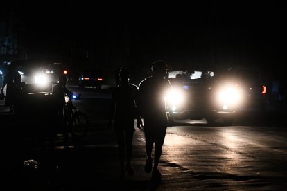 (ARCHIVOS) Cubanos caminan por una calle durante un apagón en La Habana el 25 de enero de 2026. El este de Cuba, donde se encuentra Santiago de Cuba, la segunda ciudad más grande del país, quedó sumido en la oscuridad la noche del 4 de febrero de 2026 debido a un fallo en la red eléctrica, según anunciaron la compañía eléctrica y la televisión nacional.